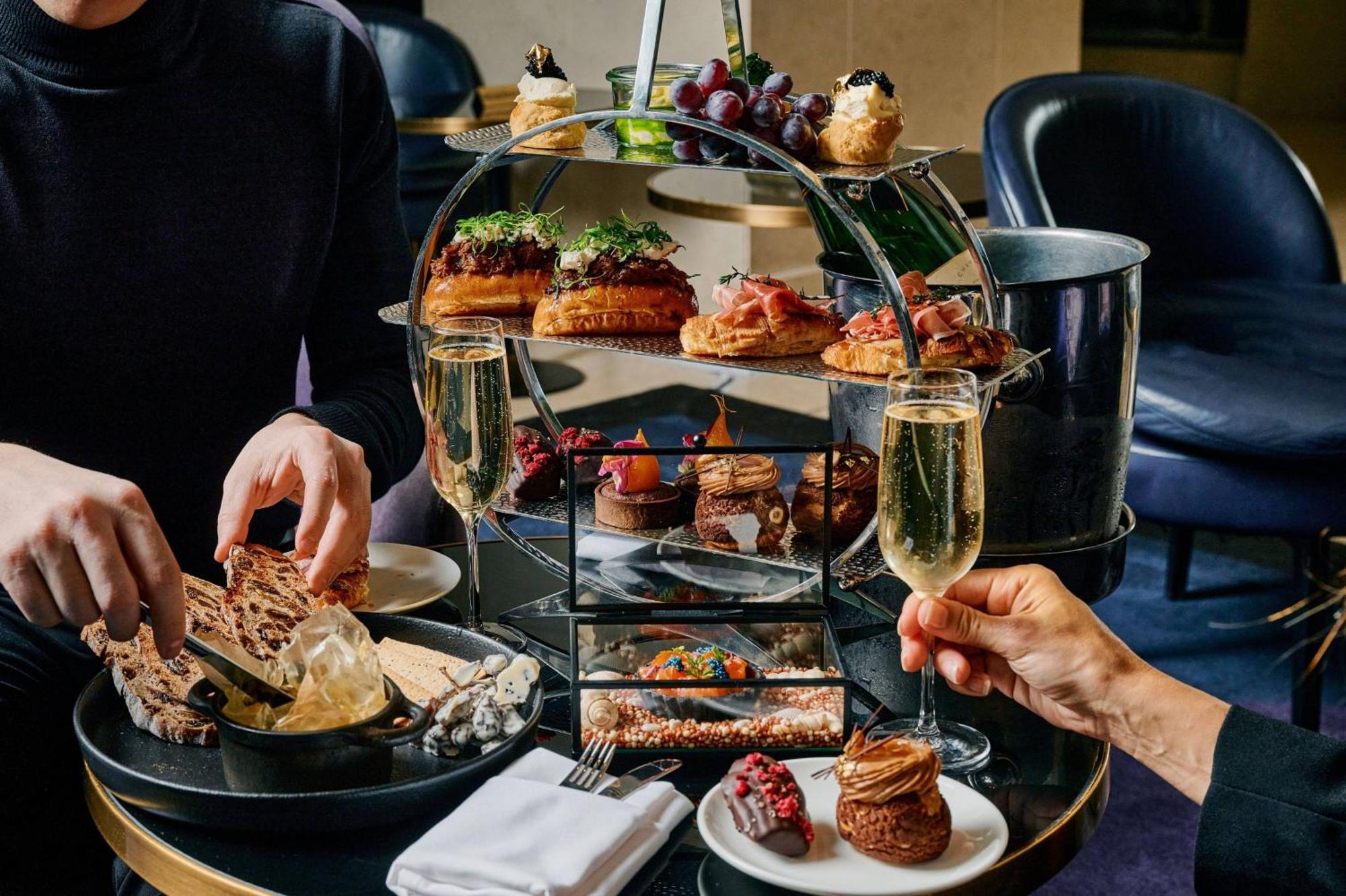 The Westin Melbourne Hotel Exterior foto Afternoon tea at the Mandarin Oriental, London